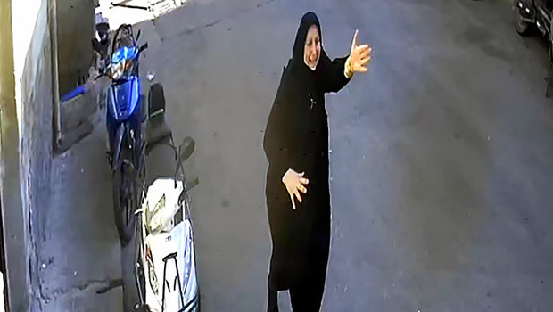 Adana’da sokak ortasında kapkaç: Çantasını gasbeden hırsızın peşinden böyle koştu