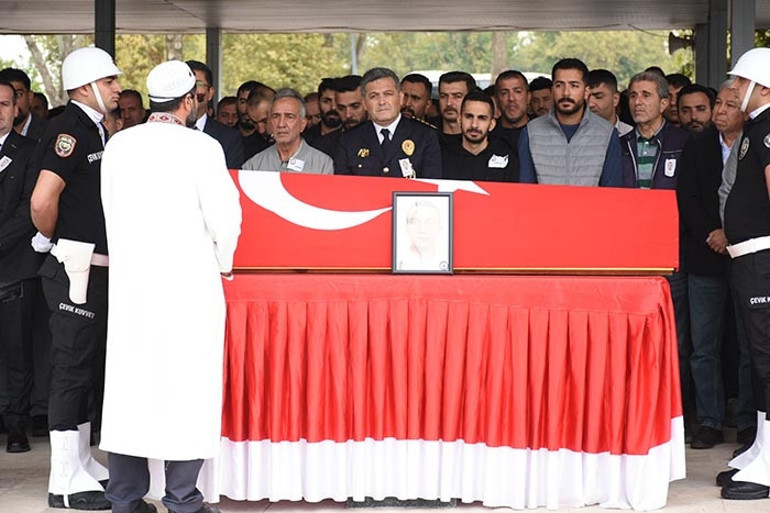 Alabora olan teknede yaşamını yitiren polis, toprağa verildi