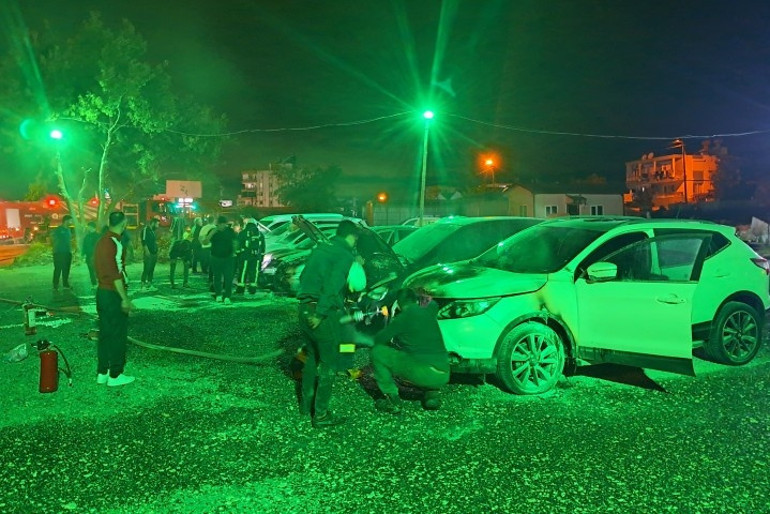 Antalyada oto galeri kundaklandı: 6 otomobil benzinle ateşe verildi
