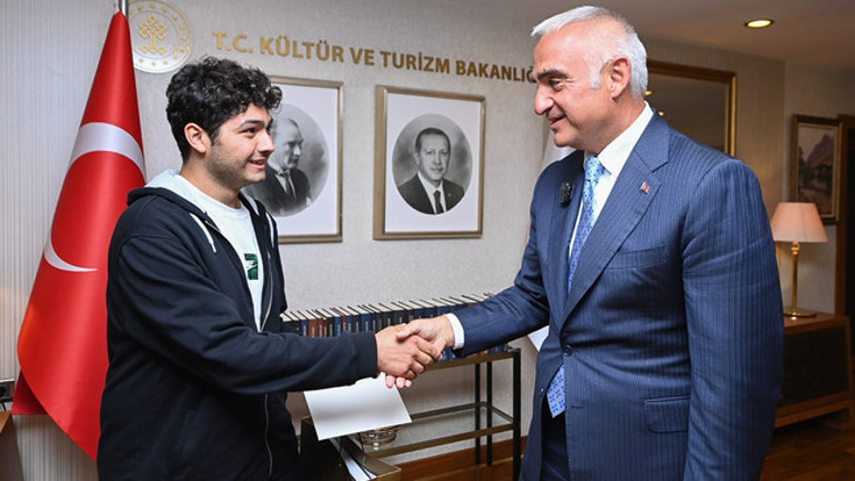Bakan Ersoy, Türkiye derecesi elde eden Ahmet Deniz’i bakanlıkta ağırladı