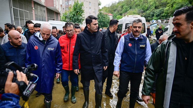 Bakan Kurum ve Bakan Çiftçi Ayazağada incelemelerde bulundu Kayıp 4 vatandaş aranıyor 60 bin personel sahada