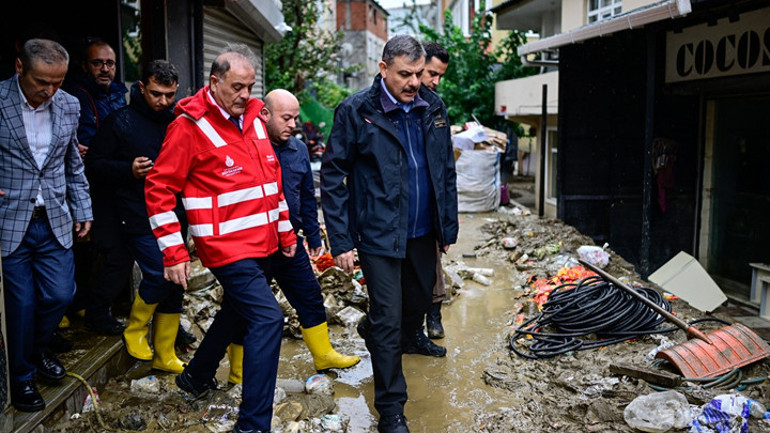 Bakan Kurum ve Bakan Çiftçi Ayazağada incelemelerde bulundu Kayıp 4 vatandaş aranıyor 60 bin personel sahada
