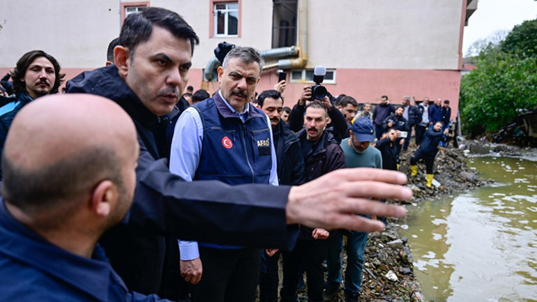 Bakan Kurum ve Bakan Çiftçi Ayazağada incelemelerde bulundu Kayıp 4 vatandaş aranıyor 60 bin personel sahada