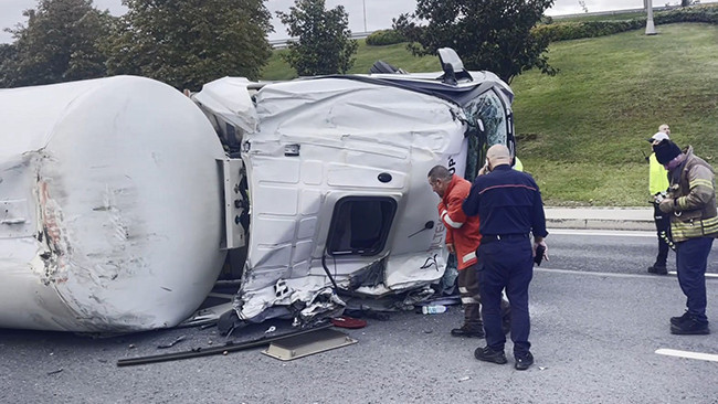 Bakırköy'de tanker devrildi: 1 kişi yaralandı 2 Bakırköy'de tanker devrildi: 1 kişi yaralandı