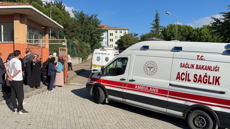 Başakşehirde ortaokulda bıçaklı saldırı: Yaralı öğrenciler var