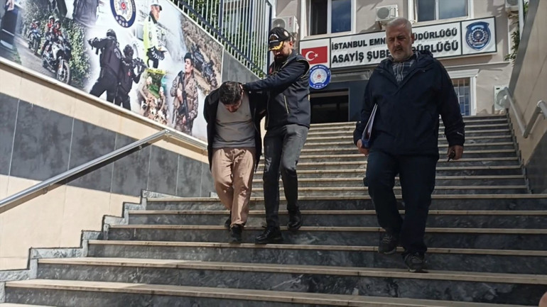 Bayrampaşada ilginç soygun girişimi Şemsiyeye tabanca süsü veren hırsız, sahte altınları çaldı