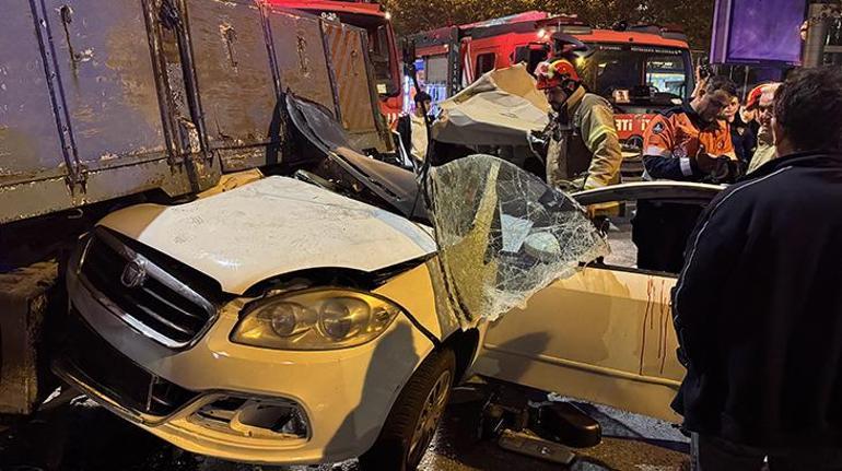 Beyoğlu'nda feci kaza! Otomobil, taksiye çarpıp kamyonetin altına girdi: 3 yaralı