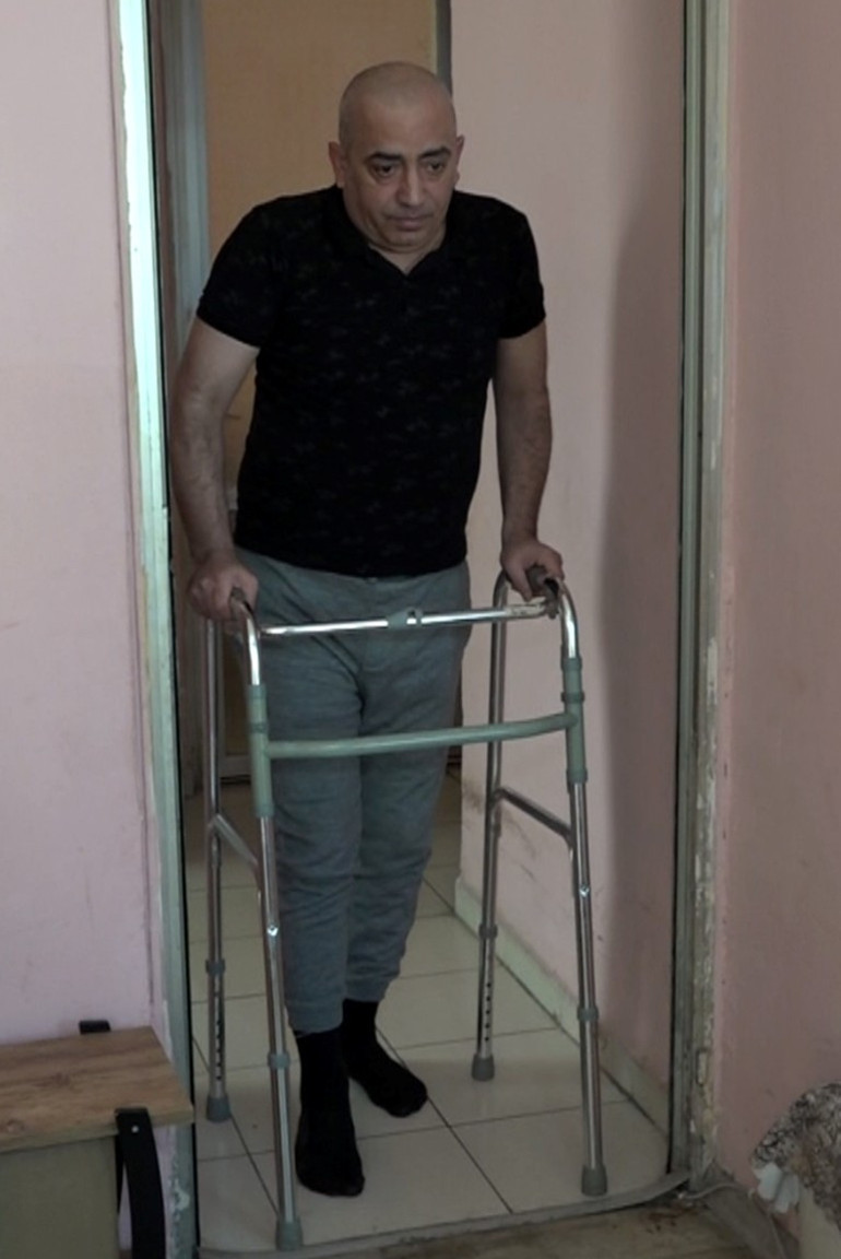 Bir gecede hayatı karardı: Dinlenmek için uzandı; uyandıktan sonra yürüme yetisini kaybetti