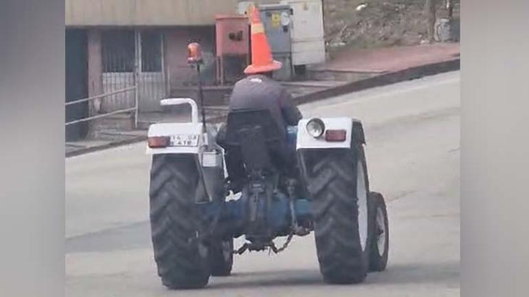 Bolu'da şaşkına çeviren manzara! Kafasına duba taktı... Traktörle trafikte ilerledi