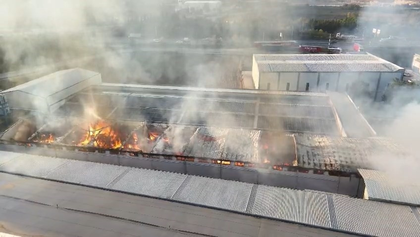Bursa'da fabrika yangını... 30 itfaiye aracı ve tankerle müdahale edildi 2 Bursa'da fabrika yangını... 30 itfaiye aracı ve tankerle müdahale edildi