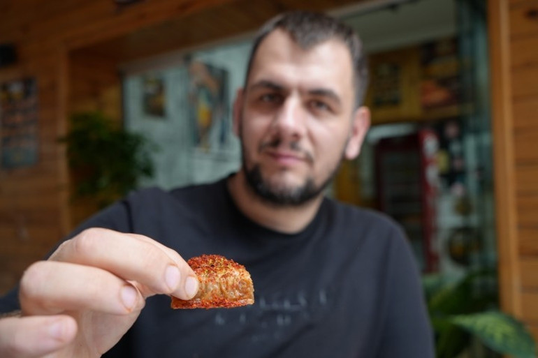 Çaya, tatlıya, suya pul biber döküyor Samsunlu esnafın acı tutkusu şaşırtıyor
