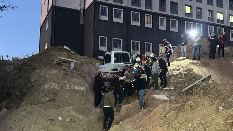 ÇOMÜ Yerleşkesinde toprak kayması, 2 işçi kurtarıldı