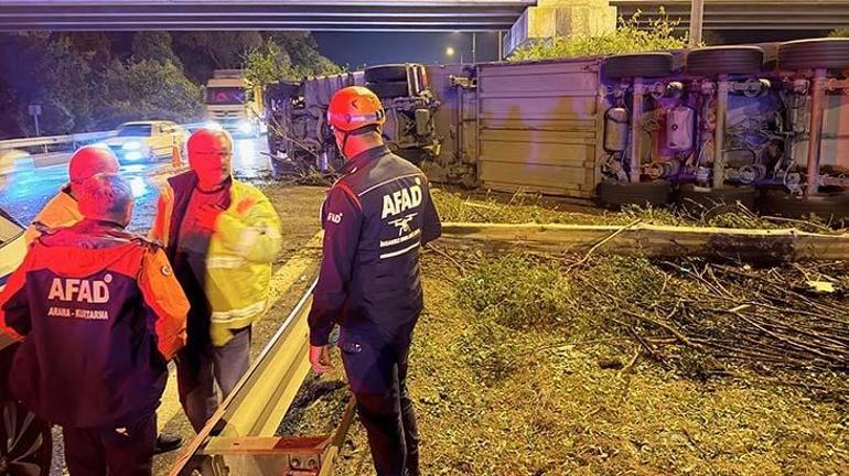 Düzce'de feci kaza! Anadolu Otoyolu'nda parfüm yüklü tır devrildi 3 Düzce'de feci kaza! Anadolu Otoyolu'nda parfüm yüklü tır devrildi