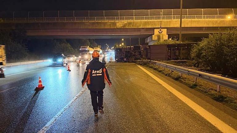 Düzce'de feci kaza! Anadolu Otoyolu'nda parfüm yüklü tır devrildi 5 Düzce'de feci kaza! Anadolu Otoyolu'nda parfüm yüklü tır devrildi