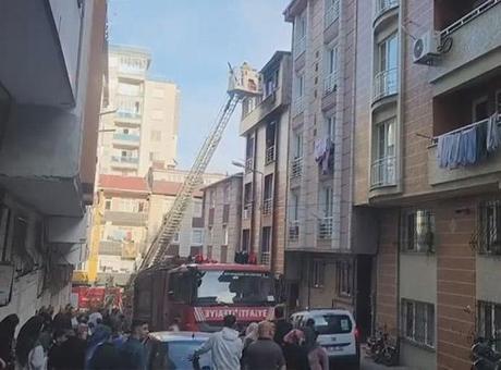 Esenyurt’ta 5 katlı binada yangın! Mahsur kalan 5 kişi kurtarıldı