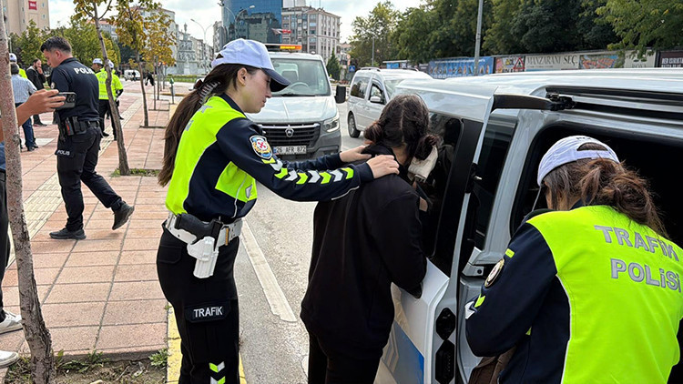 Eskişehir’de nefes kesen kovalamaca: Uyuşturucu dolu çantayı atıp kaçarken yakalandılar 2 Eskişehir’de nefes kesen kovalamaca: Uyuşturucu dolu çantayı atıp kaçarken yakalandılar