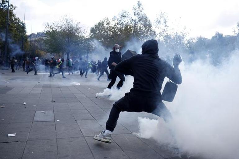 Fransa sokakları savaş alanına döndü! Arabalar ateşe verildi, 166 gözaltı 3 Fransa sokakları savaş alanına döndü! Arabalar ateşe verildi, 166 gözaltı