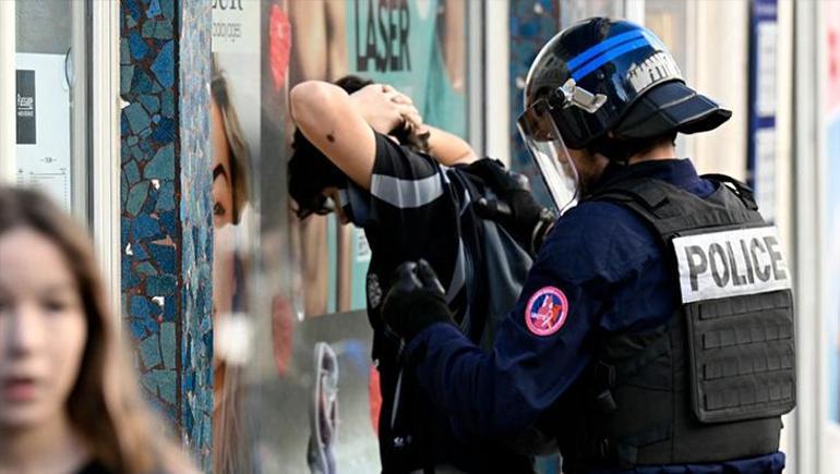 Fransa sokaklarında şiddetin dozu arttı: Öğrencinin kolu koptu! 3 Fransa sokaklarında şiddetin dozu arttı: Öğrencinin kolu koptu!