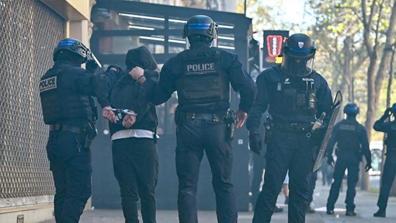 Fransa sokaklarında şiddetin dozu arttı: Öğrencinin kolu koptu! 4 Fransa sokaklarında şiddetin dozu arttı: Öğrencinin kolu koptu!