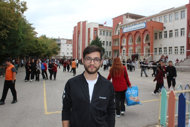 Görme engelli Abdülkadir, 11 yıl önce mezun olduğu ortaokula beden eğitimi öğretmeni oldu