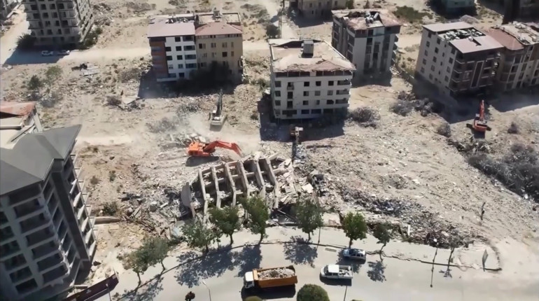 Hatayda asrın felaketinin izleri siliniyor: Atatürk Caddesi yeniden canlandı
