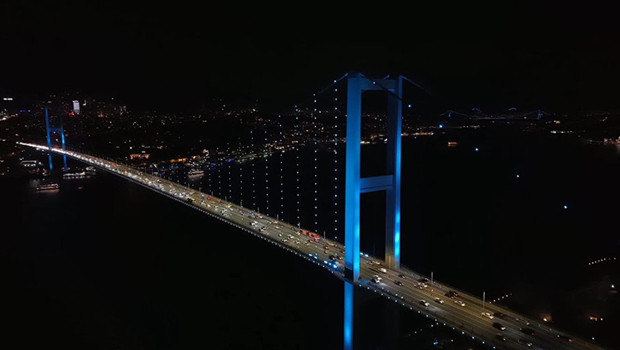 İstanbul Boğazı’ndaki köprüler turkuaz renge büründü