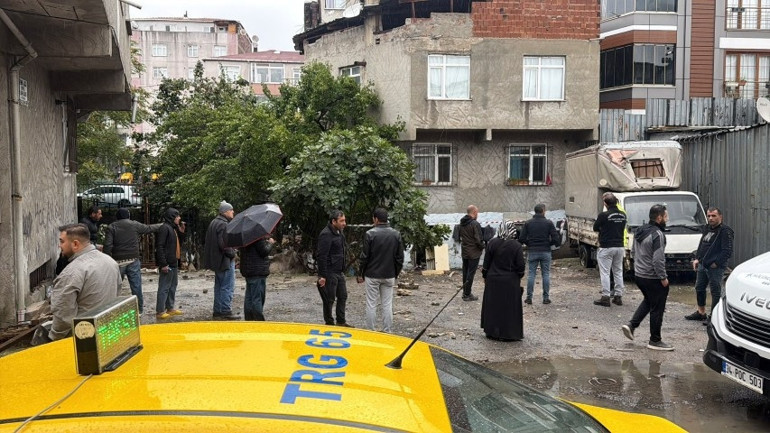 İstanbulda bodrum katta can pazarı: Su basan dairede mahsur kalan vatandaş kurtarıldı