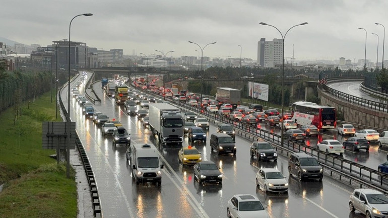 İstanbulda pazartesi sabahı trafik kabusu: Yoğunluk yüzde 69a ulaştı