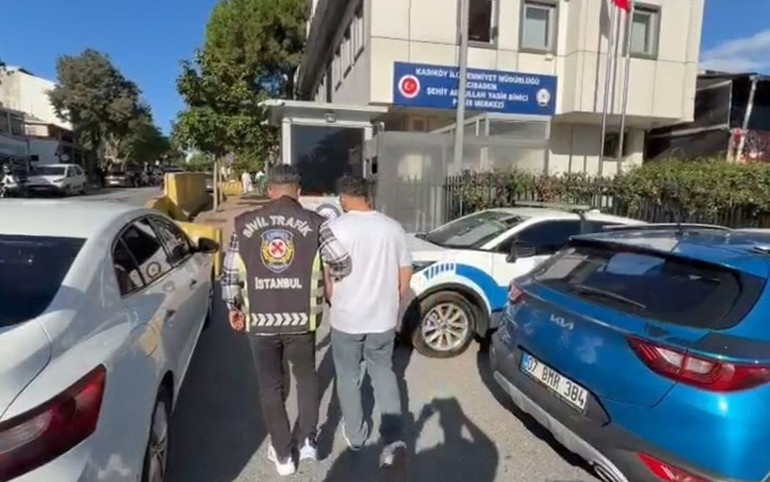 İstanbuldaki görüntü pes dedirtti: Trafik magandası yakalandı, cezası kesildi