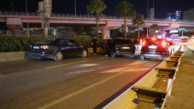 İzmir’de 7 otomobil, 1 motosikletin karıştığı zincirleme kaza: 4 yaralı