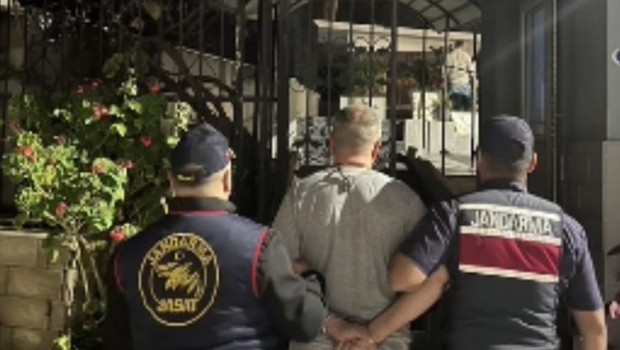 İzmir'de katil zanlısı gizli bölmede yakalandı