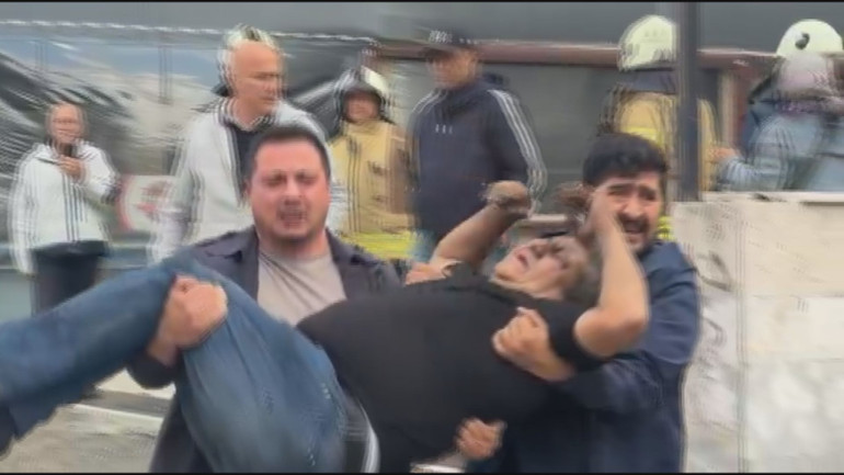 Kadıköyde 8 katlı binada yangın: Mahsur kalanlar var