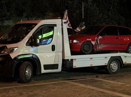 Karşı yönden gelen aracın sıkıştırdığı otomobil park halindeki araçlara çarptı; 1'i ağır 3 yaralı 2 Karşı yönden gelen aracın sıkıştırdığı otomobil park halindeki araçlara çarptı; 1'i ağır 3 yaralı