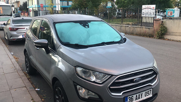 Kars’ta buz kesen sabah! Termometreler eksi 7’yi gördü, araç camları buzla kaplandı