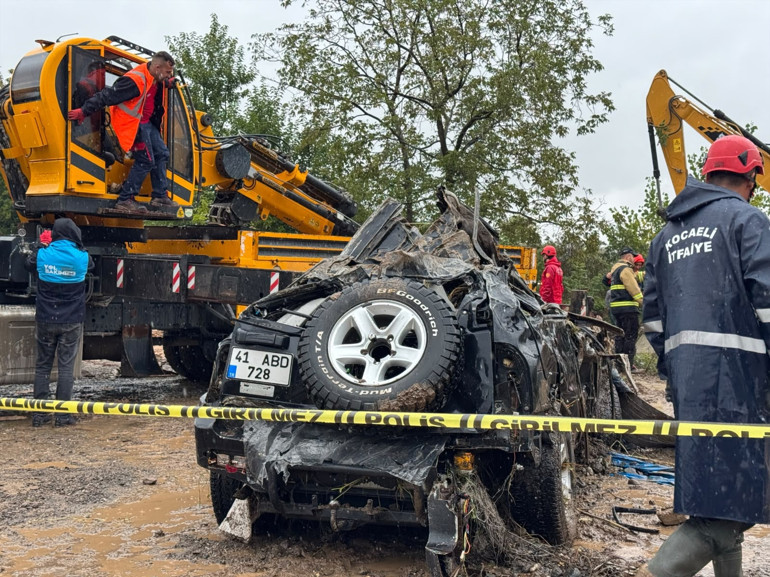 Kocaelide sel sularına kapılan 1 kişi halatlarla kurtarıldı Kayıp 1 kişi ise aranıyor