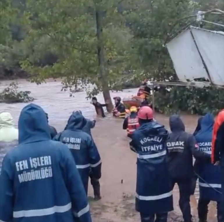 Kocaelide sel sularına kapılan 1 kişi halatlarla kurtarıldı Kayıp 1 kişi ise aranıyor