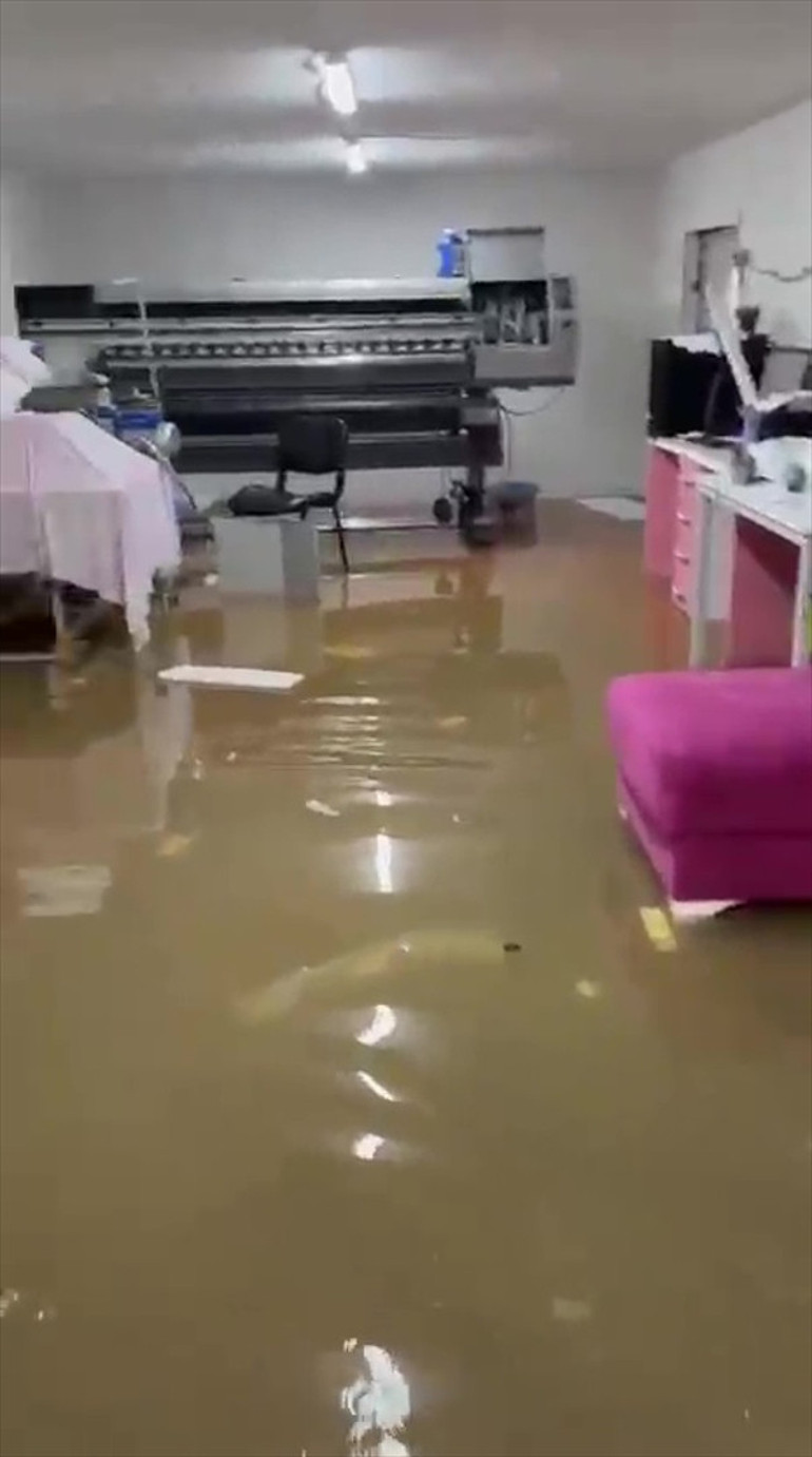 Kocaelide sel sularına kapılan 1 kişi halatlarla kurtarıldı Kayıp 1 kişi ise aranıyor