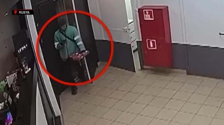 Kuryeden iğrenç hareket! Yere düşen pizzayı kutusuna koyup teslimata gitti
