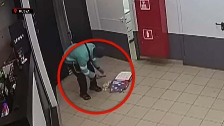Kuryeden iğrenç hareket! Yere düşen pizzayı kutusuna koyup teslimata gitti