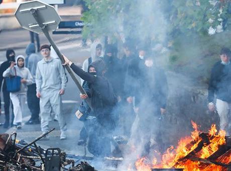 Liselilerin öfkesi dinmiyor! Fransa'da gözaltı sayısı 2 bini aştı, okullar kapatıldı 2 Liselilerin öfkesi dinmiyor! Fransa'da gözaltı sayısı 2 bini aştı, okullar kapatıldı