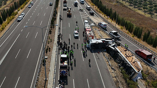 Manisa’daki otobüs kazasından acı haber geldi: Hayatını kaybedenlerin sayısı 12’ye çıktı
