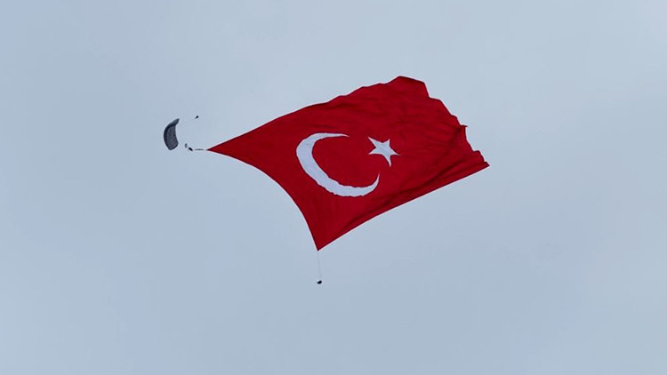 Mehmetçik'ten gökyüzünde gururlandıran rekor: 3 bin metrekarelik Türk bayrağı dalgalandırıldı