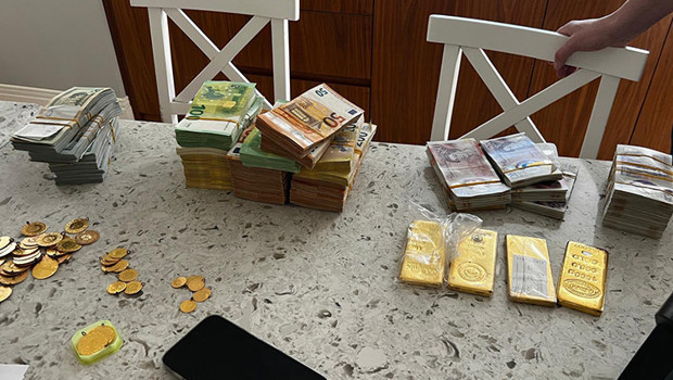 Mersin’deki yolsuzluk soruşturmasında bir adreste yüklü miktarda döviz ve altın ele geçirildi