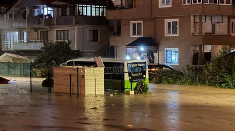 Meteoroloji uyarmıştı! Kocaeli'de ev ve iş yerlerini su bastı 3 Meteoroloji uyarmıştı! Kocaeli'de ev ve iş yerlerini su bastı