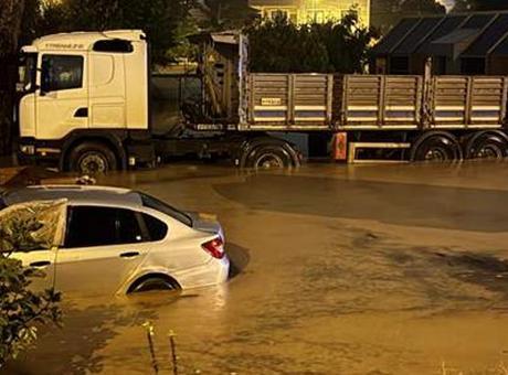 Meteoroloji uyarmıştı! Kocaeli'de ev ve iş yerlerini su bastı 2 Meteoroloji uyarmıştı! Kocaeli'de ev ve iş yerlerini su bastı