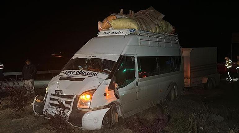 Mevsimlik işçileri taşıyan minibüsle otomobil çarpıştı: 2 yaralı