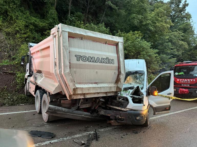Ordu'da feci kaza! Yolcu minibüsüyle kamyon çarpıştı: 1 ölü, 18'i öğrenci 23 kişi yaralandı 3 Ordu'da feci kaza! Yolcu minibüsüyle kamyon çarpıştı: 1 ölü, 18'i öğrenci 23 kişi yaralandı