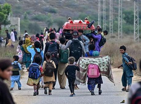 Pakistan’da okul çatısı çöktü: Ölü sayısı artıyor!