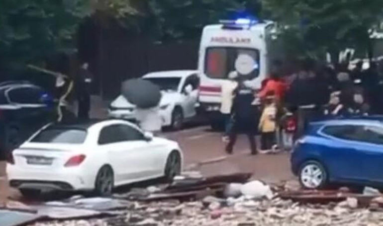 Sağanak sonrası çatıya çıkmıştı: Dengesini kaybedip düşen adam can verdi