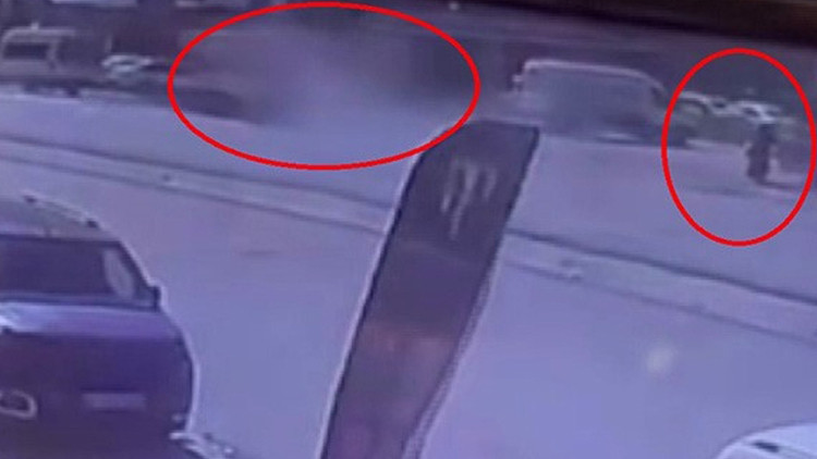 Saniyelerle kurtuldu! Kamyonetin ok gibi saplandığı kaza kamerada